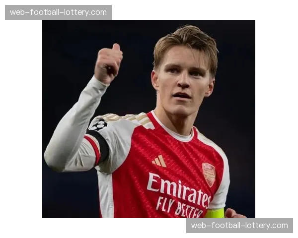 萨卡抽筋被换下,阿尔特塔场边亲自为其拉伸 萨卡抽筋被换下,阿尔特塔场边亲自为其拉伸